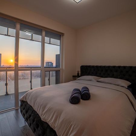 Luxury Condo W/Mesmerizing Sunset Views & Free Parking Toronto Buitenkant foto
