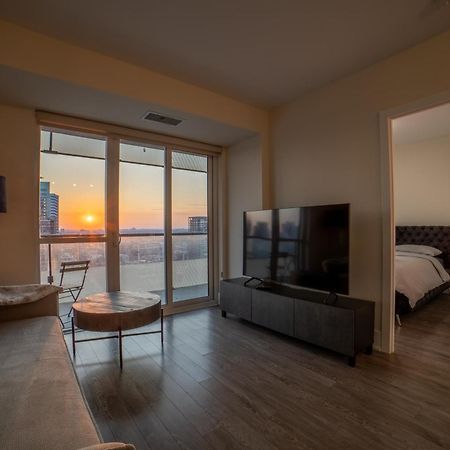 Luxury Condo W/Mesmerizing Sunset Views & Free Parking Toronto Buitenkant foto