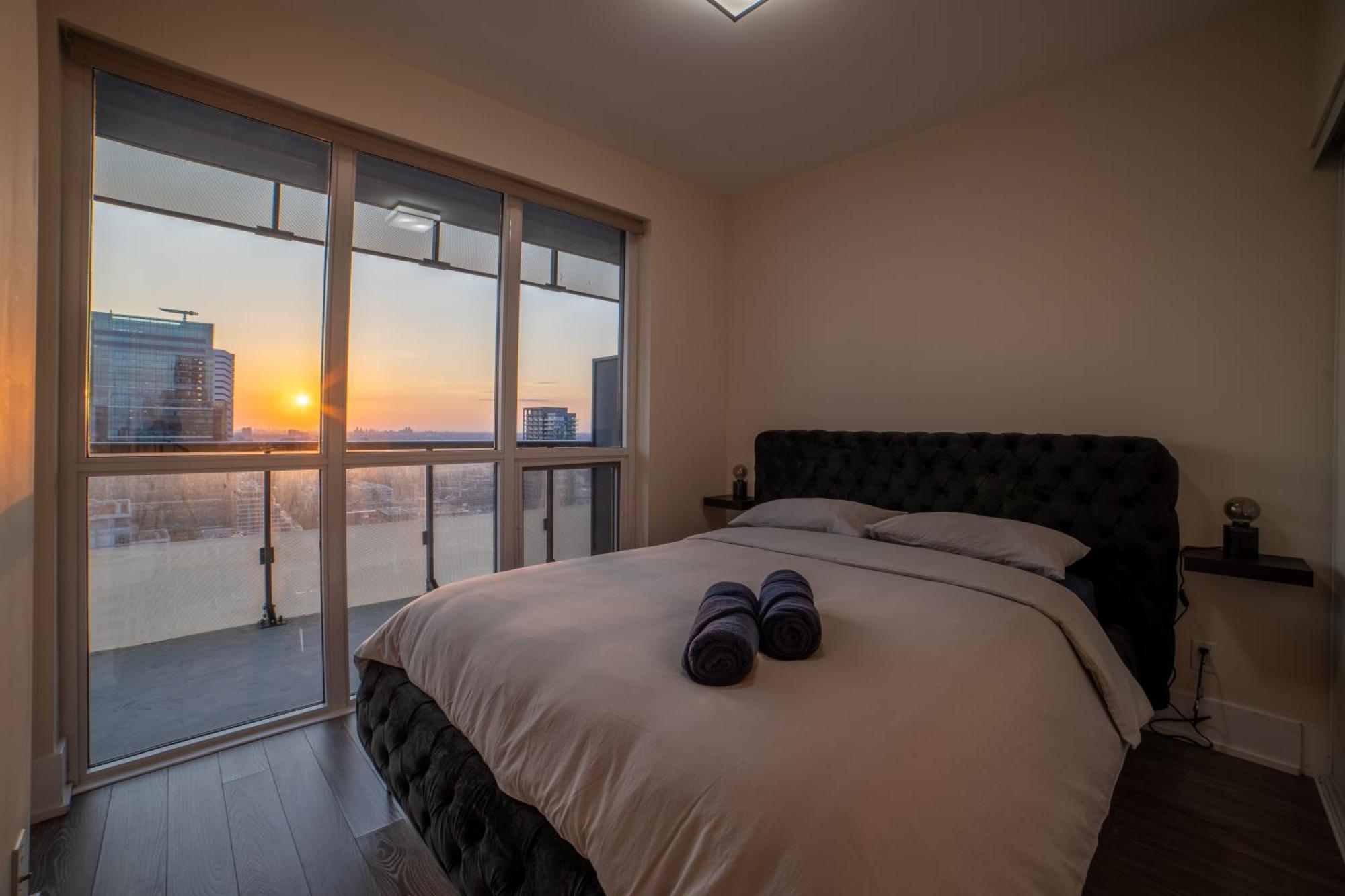 Luxury Condo W/Mesmerizing Sunset Views & Free Parking Toronto Buitenkant foto