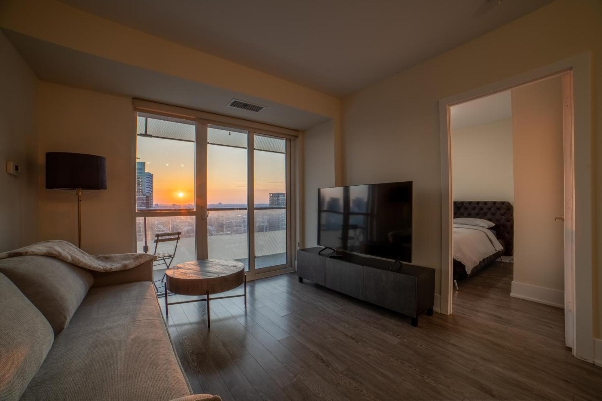 Luxury Condo W/Mesmerizing Sunset Views & Free Parking Toronto Buitenkant foto